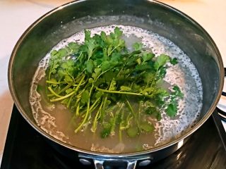 12、羊肉汤面,在锅里加入香菜