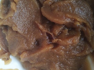 3、自制姜枣膏,去核的枣用勺子碾碎过筛出枣泥(嫌麻烦的不去皮也可以)我的过筛了一半耐心用尽,又放进破壁机一块打了