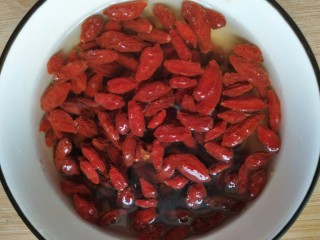 5、自制姜枣膏,枸杞洗净备用