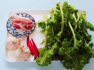 1、蒜香花肉小苔菜,准备好所有的食材。