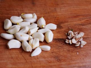 3、蒜香花肉小苔菜,大蒜去皮后，洗净用刀先切掉大蒜的根部。