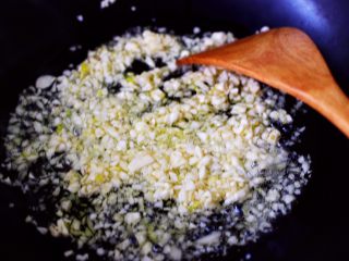 4、蒜香花肉小苔菜,炒锅烧热后，加入花生油烧至六成热时，加入搅碎的蒜末。