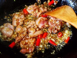 6、蒜香花肉小苔菜,五花肉片翻炒至断生变色断生的时候。