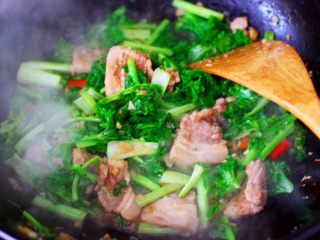 7、蒜香花肉小苔菜,大火继续翻炒片刻。