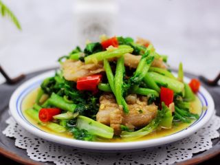 8、蒜香花肉小苔菜,绝对是米饭的杀手。