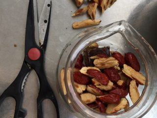 2、大姨妈暖宫水,用剪刀去枣核