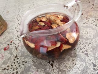 3、大姨妈暖宫水,倒入开水，闷水温降到温热为止