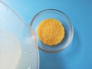 2、#宝宝辅食#健脾养胃小米饼,小米加入适量水