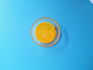 8、#宝宝辅食#健脾养胃小米饼,鸡蛋嗑开打散均匀