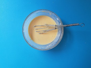 11、#宝宝辅食#健脾养胃小米饼,用手动打蛋器搅拌均匀至无颗粒状态