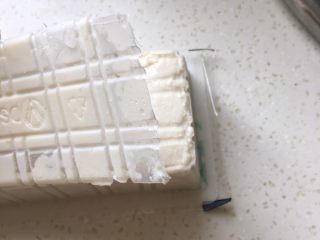 3、豆腐肉末蒸蛋,内脂豆腐底部剪开二条边