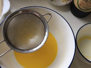 6、豆腐肉末蒸蛋,过滤蛋液