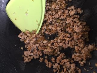 12、豆腐肉末蒸蛋,放一汤匙香油翻炒均匀出锅