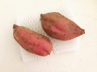 3、祛湿养生粥  赤豆甘薯糯米粥,甘薯清洗干净