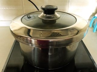 13、祛湿养生粥  赤豆甘薯糯米粥,盖上锅盖，大火烧开后小火煮30分钟