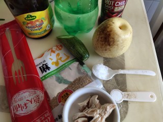 1、冰爽酸辣意面,准备原料