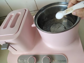 2、冰爽酸辣意面,烧一锅清水，加盐