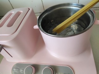 3、冰爽酸辣意面,水开下意面煮10分钟