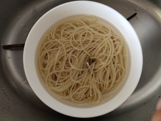 4、冰爽酸辣意面,捞出冲水控水备用