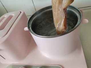 5、冰爽酸辣意面,煮面的水把鸡胸煮熟