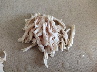 11、冰爽酸辣意面,鸡胸撕成丝