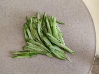 12、冰爽酸辣意面,黄瓜切丝