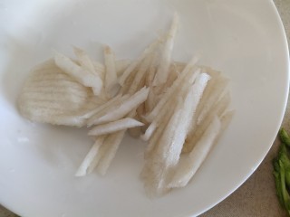 13、冰爽酸辣意面,梨切丝