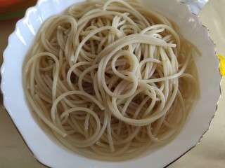 14、冰爽酸辣意面,意面装碗，放入汤