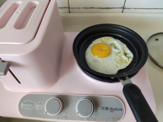 15、冰爽酸辣意面,热锅煎个荷包蛋