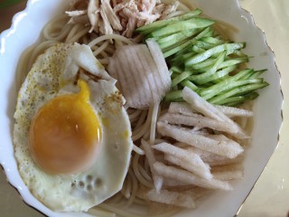 16、冰爽酸辣意面,摆上鸡蛋，配菜