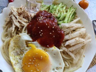 17、冰爽酸辣意面,放上辣酱芝麻