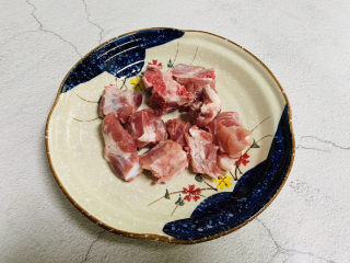 2、排骨冬瓜汤,排骨洗干净，放入沸水中氽烫后去血水，捞出，沥干水分，