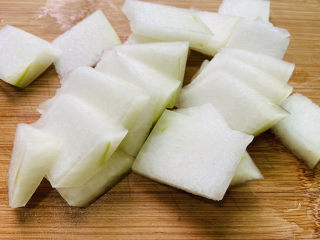 3、排骨冬瓜汤,冬瓜洗净去囊去皮切厚片