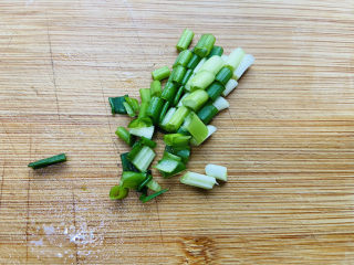 5、排骨冬瓜汤,葱花