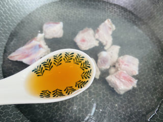 6、排骨冬瓜汤,锅中加入清水放入排骨、料酒、姜片大火烧开氽烫后去血水