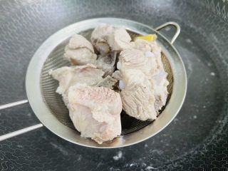 7、排骨冬瓜汤,捞出沥干水分