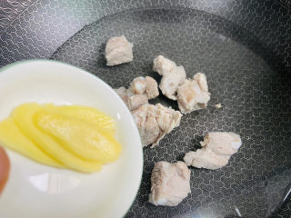 8、排骨冬瓜汤,锅中放入清水，放入排骨、生姜