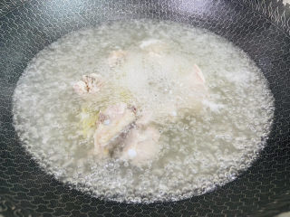 9、排骨冬瓜汤,大火烧开后转中小火煲20分钟