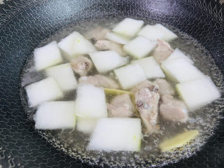 11、排骨冬瓜汤,搅拌一下