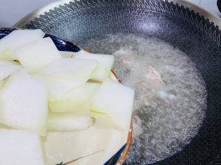 10、排骨冬瓜汤,待排骨熟透后加入冬瓜片