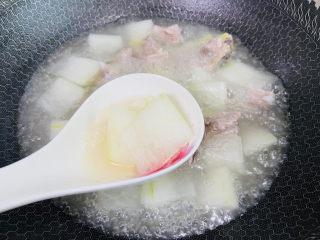 13、排骨冬瓜汤,冬瓜煮至透明状态即可