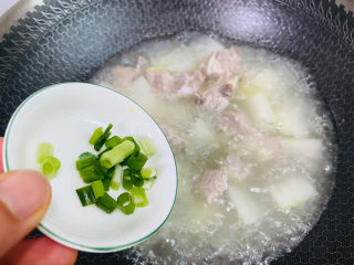 15、排骨冬瓜汤,入葱花