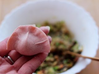 8、超爽的酸汤馄饨,先包成饺子的模样后。