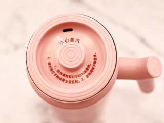 12、核桃花生红枣露,先盖上破壁机的盖子，记住添水的时候，不要超过水位线，这款迷你破壁机，5种模式，可以冷热两用，一键清洗，食材也不会溢出来哟。