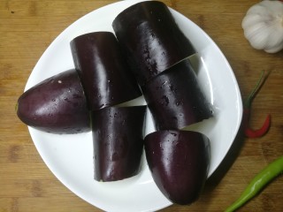 1、手撕茄子,茄子切成段，再对半切，放入锅中蒸，约10分钟，蒸到筷子可以轻易戳穿茄子即可。