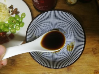 3、手撕茄子,生抽2勺