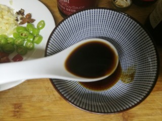 4、手撕茄子,醋1勺，再加盐适量。我们家口轻，一般按比例调好汁后都不放盐。