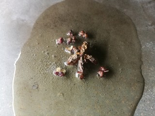 5、手撕茄子,起油锅，放花椒大料炸出香味后，挑出花椒