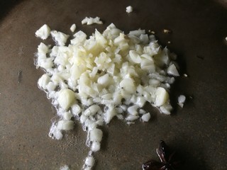 6、手撕茄子,放蒜末爆香