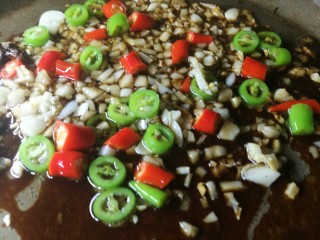 8、手撕茄子,倒入调好的汁，关火。